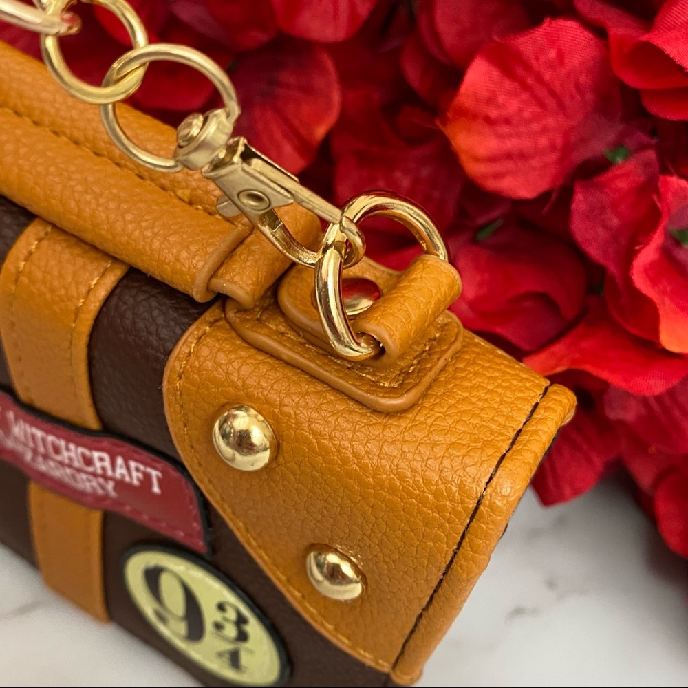 Harry Potter Hogwarts School Trunk Clutch Handbag Crossbody - Picture 9 of 16
